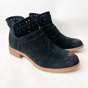 NWOB Sofft Brinkley Black Saddle Suede Laser Cut Perforated Bootie Size 8.5